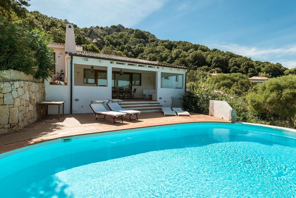 Property building, Patio, Day, Natural landscape, Garden, Garden view, Mountain view, Pool view, Swimming pool, sunbed