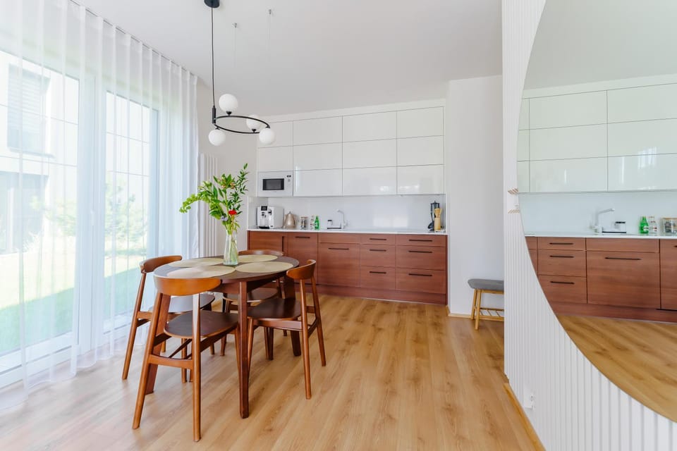 Kitchen or kitchenette, Dining area