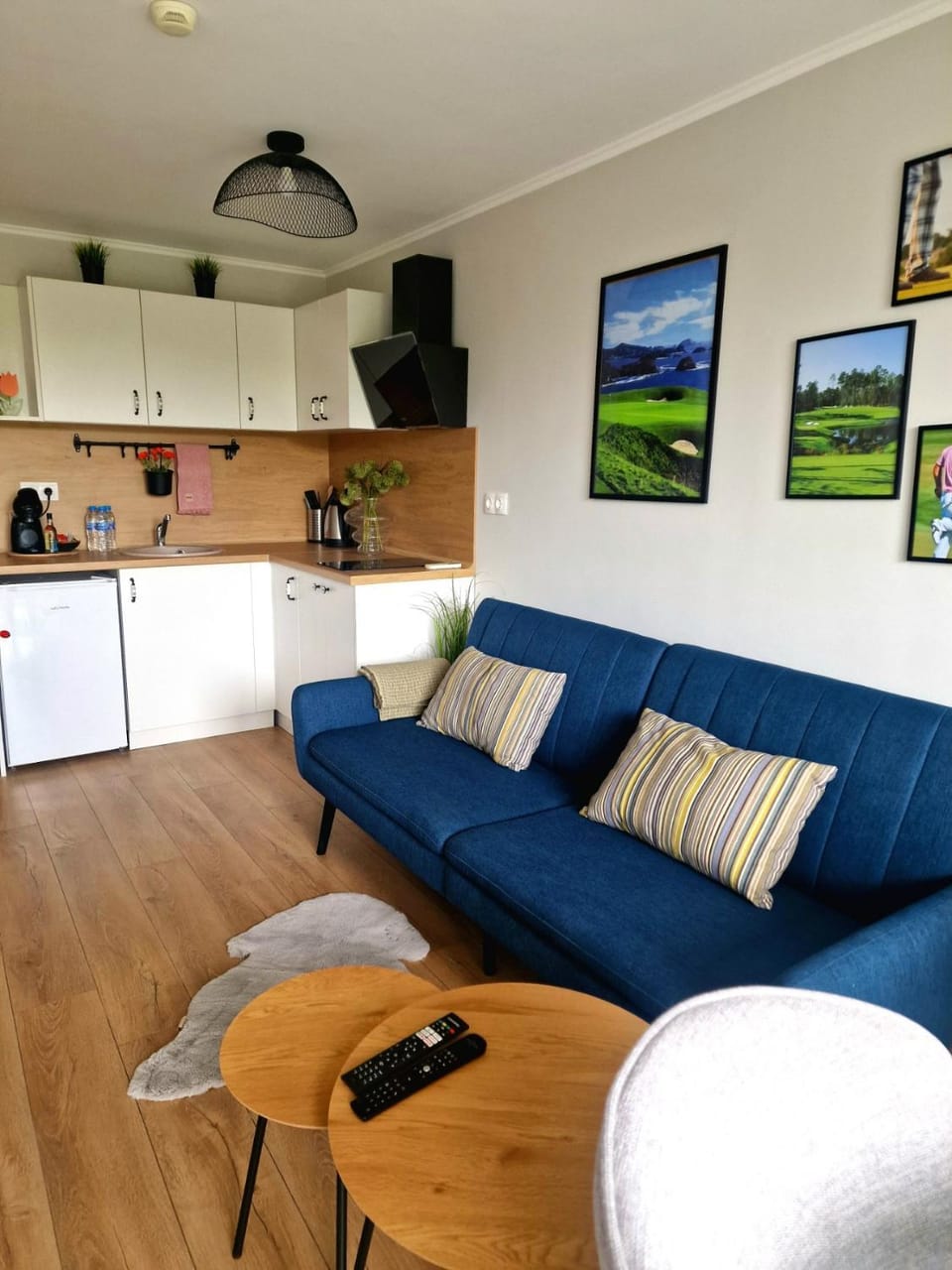 TV and multimedia, Kitchen or kitchenette, Living room, Seating area, stove