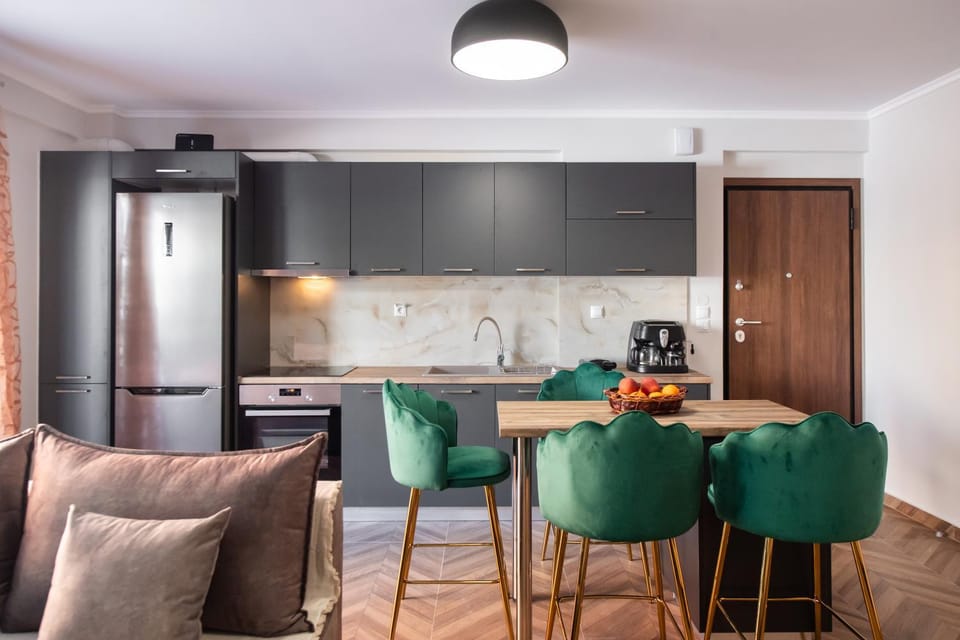 Kitchen or kitchenette, Living room, Seating area, Dining area, pet friendly, stove