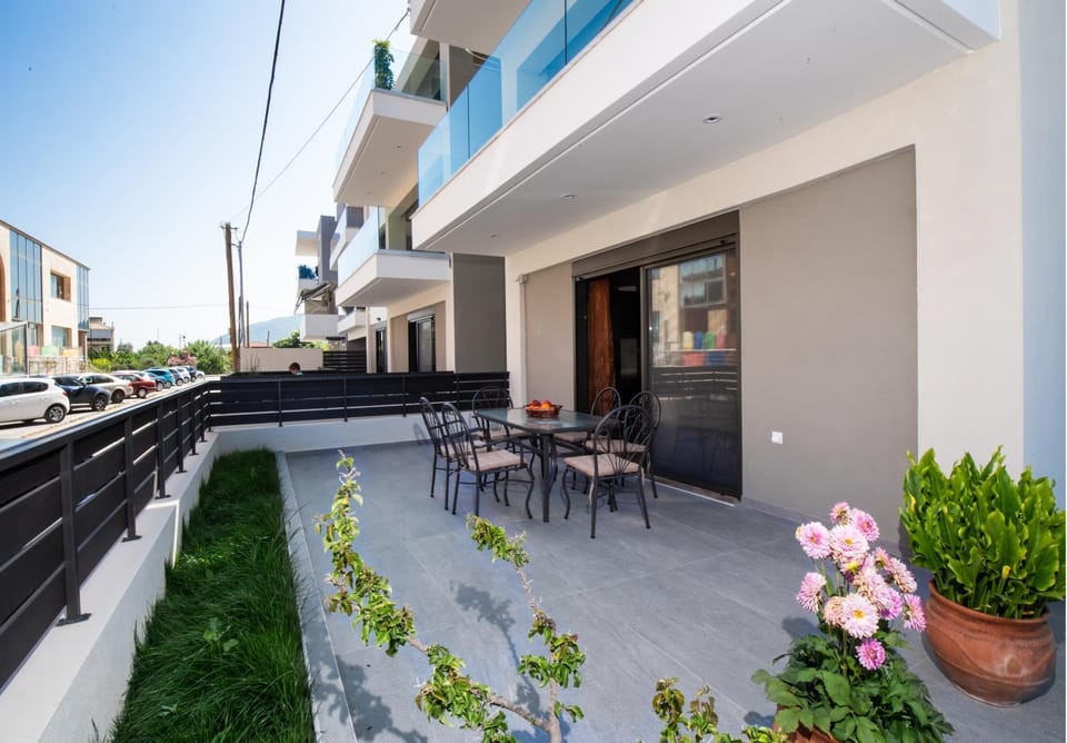 Property building, Day, Balcony/Terrace, Seating area