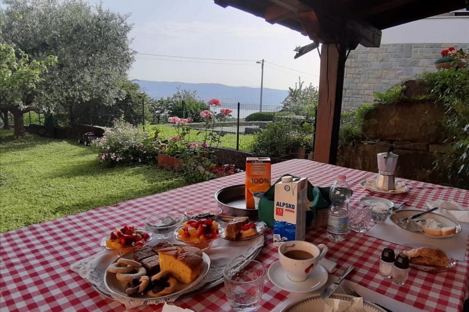 Garden, Continental breakfast