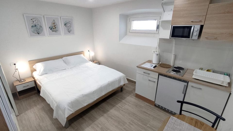 Bed, Kitchen or kitchenette