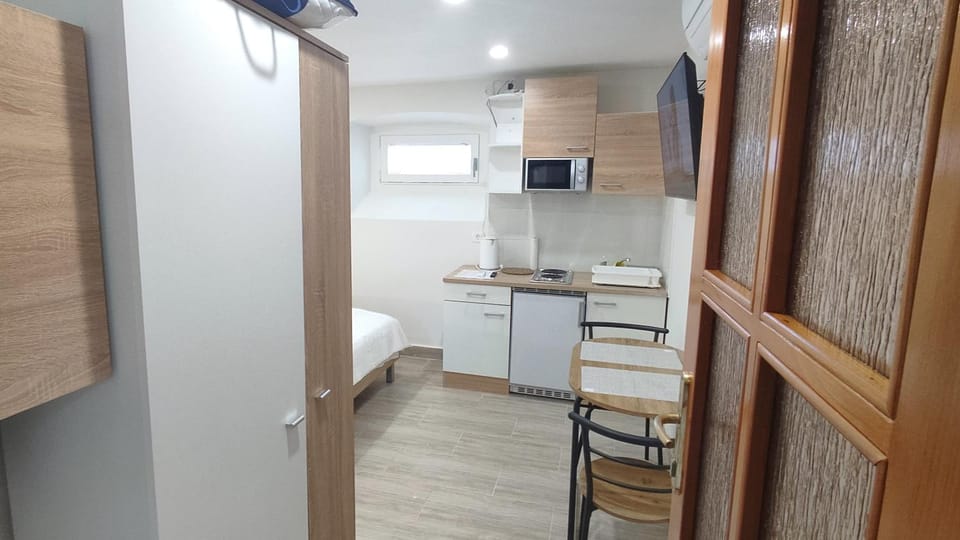 Kitchen or kitchenette, minibar