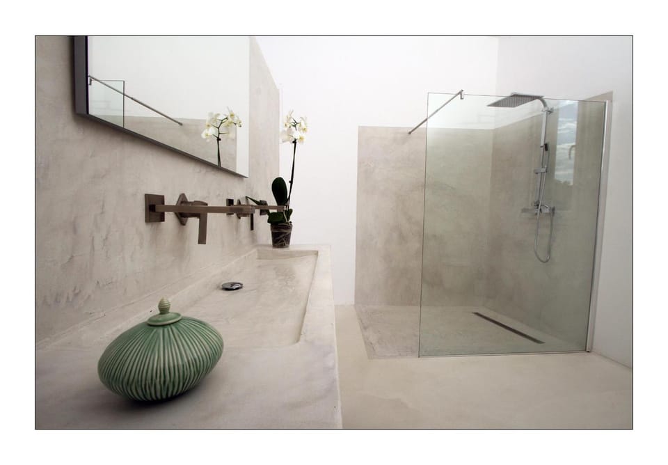 Shower, Property building, Bathroom, Balcony/Terrace, Swimming pool, Breakfast, air conditioner