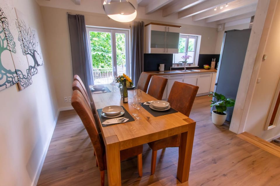 Kitchen or kitchenette, Seating area, Dining area