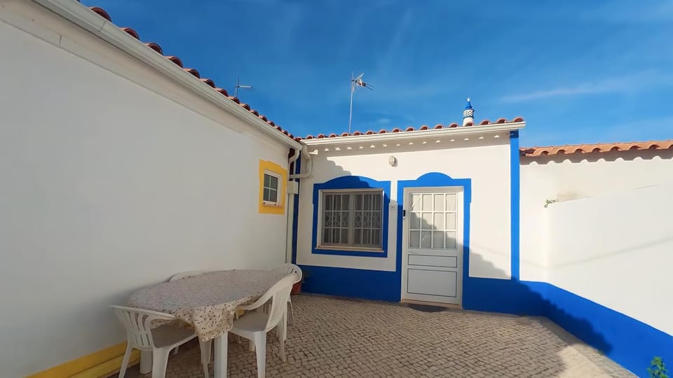 Property building, Patio, Balcony/Terrace, Balcony/Terrace