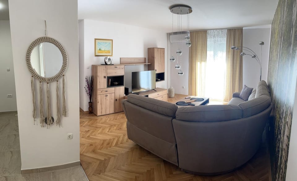 TV and multimedia, Balcony/Terrace, Living room, Seating area, air conditioner