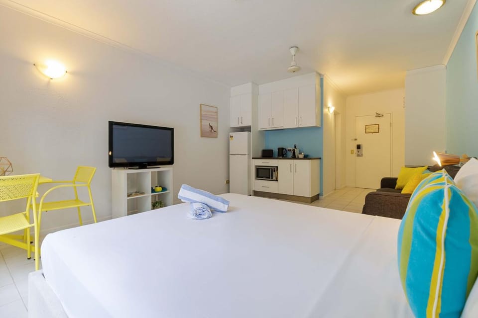 Communal lounge/ TV room, Bed, TV and multimedia, Kitchen or kitchenette, Living room, Photo of the whole room, Seating area, Dining area, towels, air conditioner