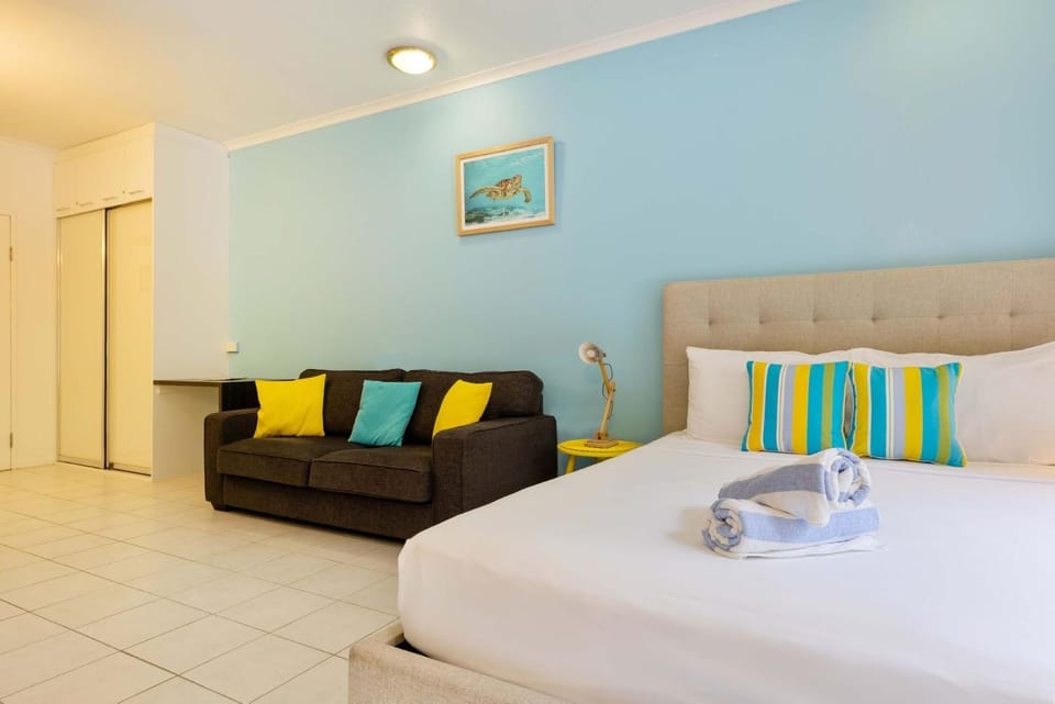 Bed, Living room, Photo of the whole room, Seating area, Bedroom, towels