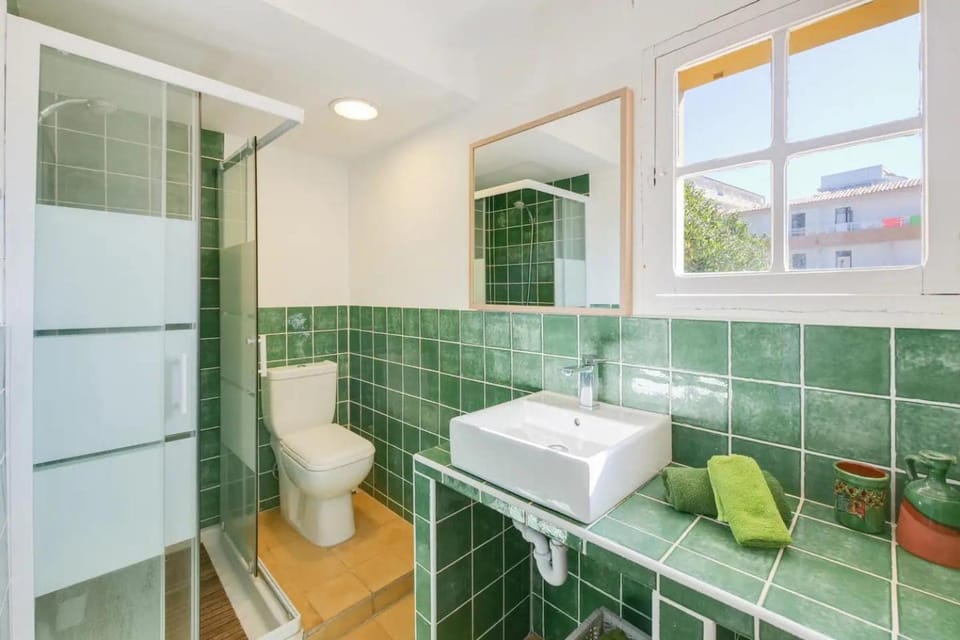 Shower, Toilet, Bathroom, towels