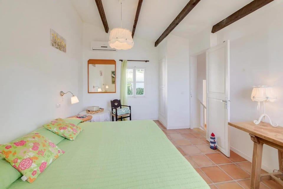 Bed, Photo of the whole room, Dining area, Bedroom