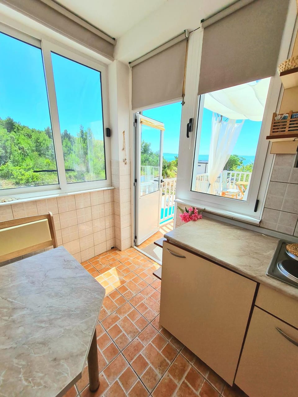 Kitchen or kitchenette, Dining area