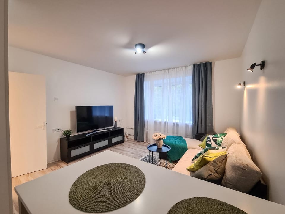 Communal lounge/ TV room, Bed, TV and multimedia, Living room, Photo of the whole room, Seating area, Evening entertainment, Bedroom