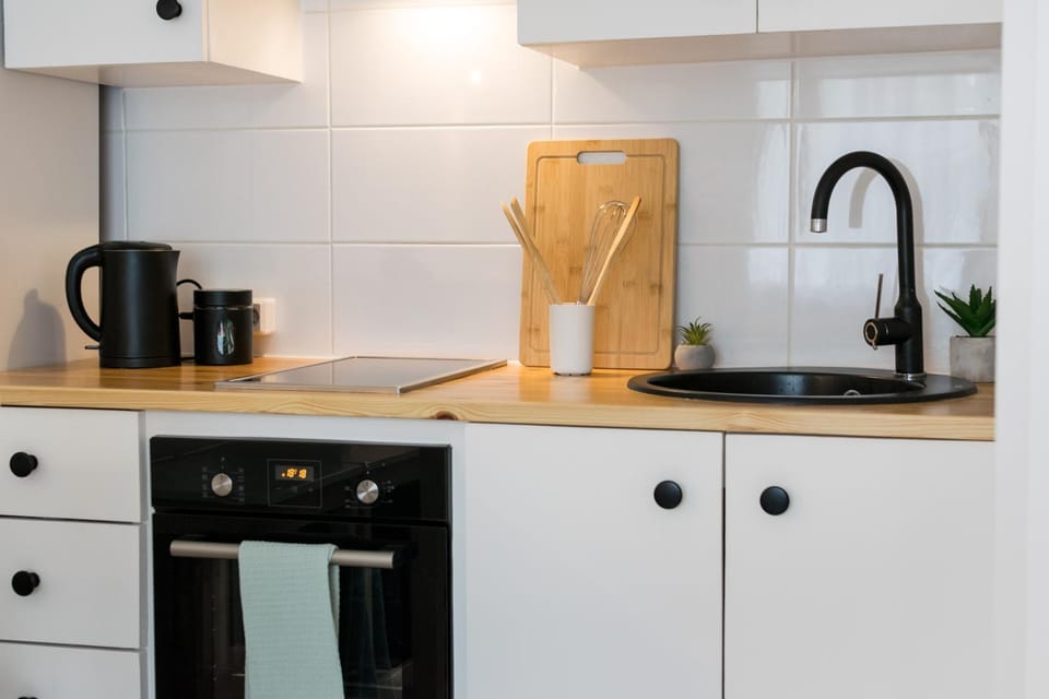 Coffee/tea facilities, Kitchen or kitchenette, stove