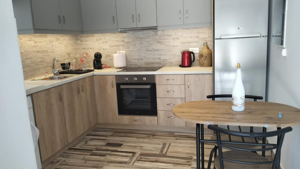 Coffee/tea facilities, Kitchen or kitchenette, stove, toaster