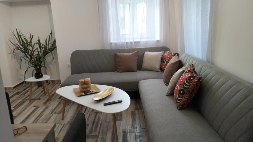 Living room, Food and drinks, Seating area, Food