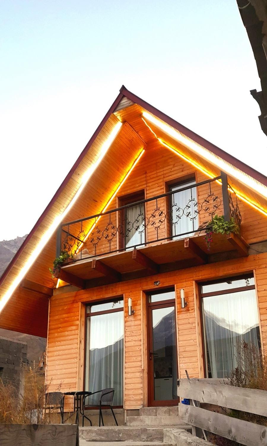 Property building, Facade/entrance, Day, Balcony/Terrace