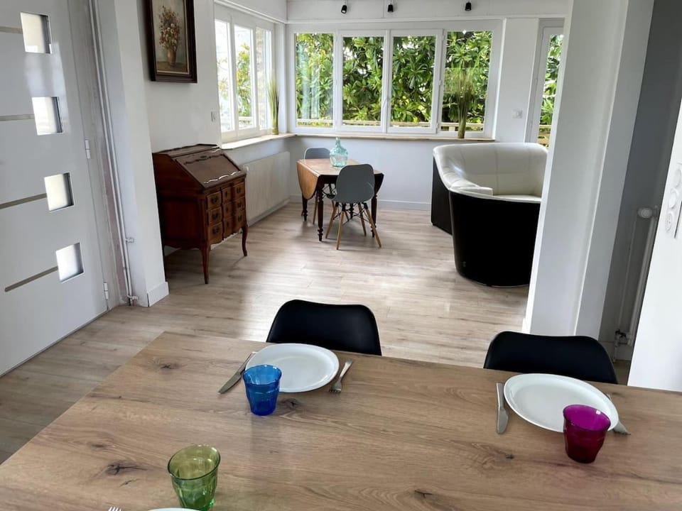 Living room, Seating area, Dining area