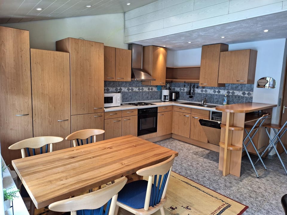 Kitchen or kitchenette, Dining area, minibar