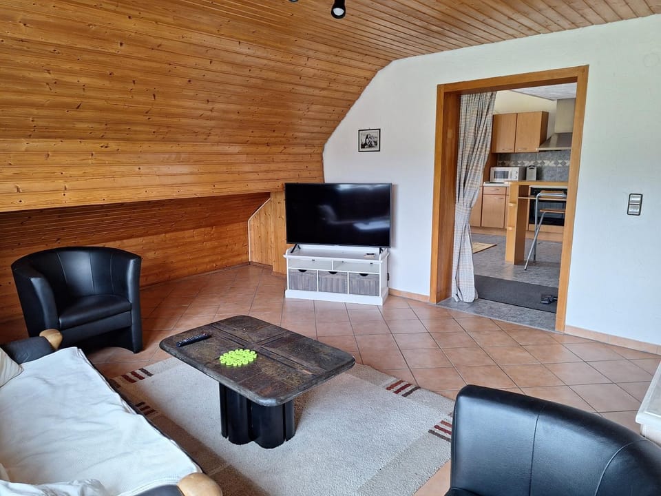 TV and multimedia, Living room, Seating area, Evening entertainment