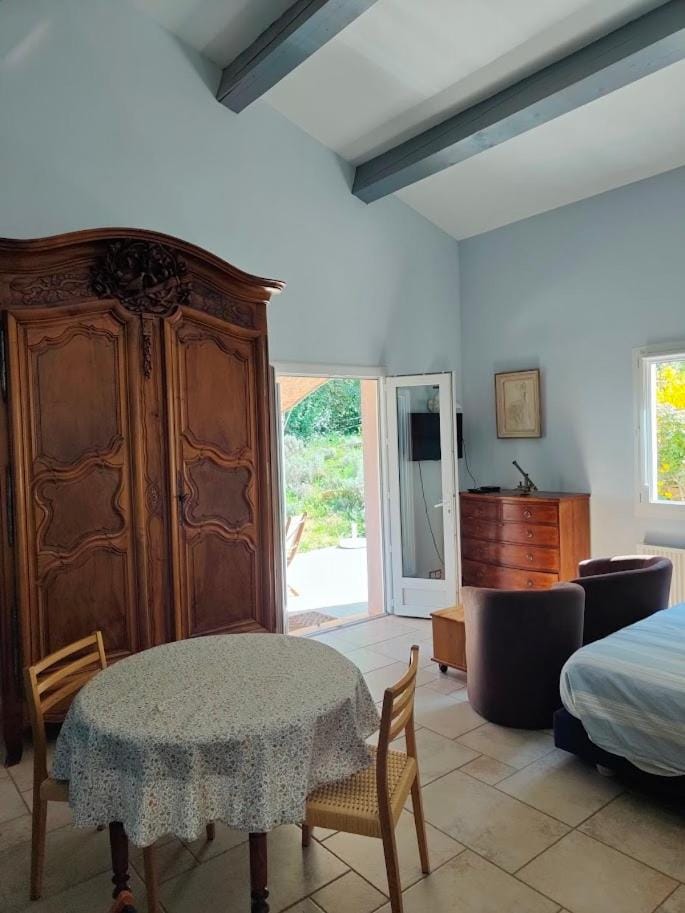 Facade/entrance, Photo of the whole room