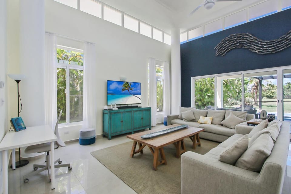 TV and multimedia, Living room, Seating area, Garden view