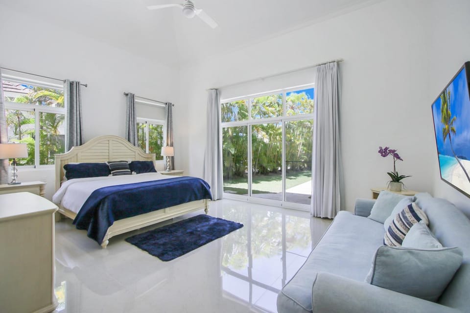 Bed, TV and multimedia, Bedroom, Garden view