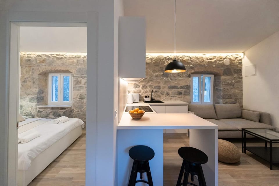Bed, Living room, Photo of the whole room, Seating area, Dining area, Bedroom