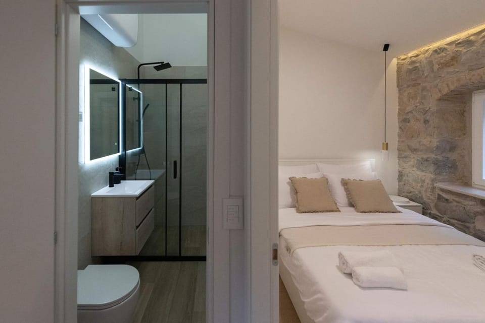 Shower, Bed, Bathroom, Photo of the whole room, Bedroom, towels