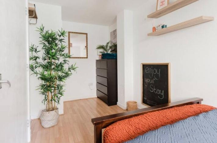 Private double room & private bathroom in our home Vacation rental in London