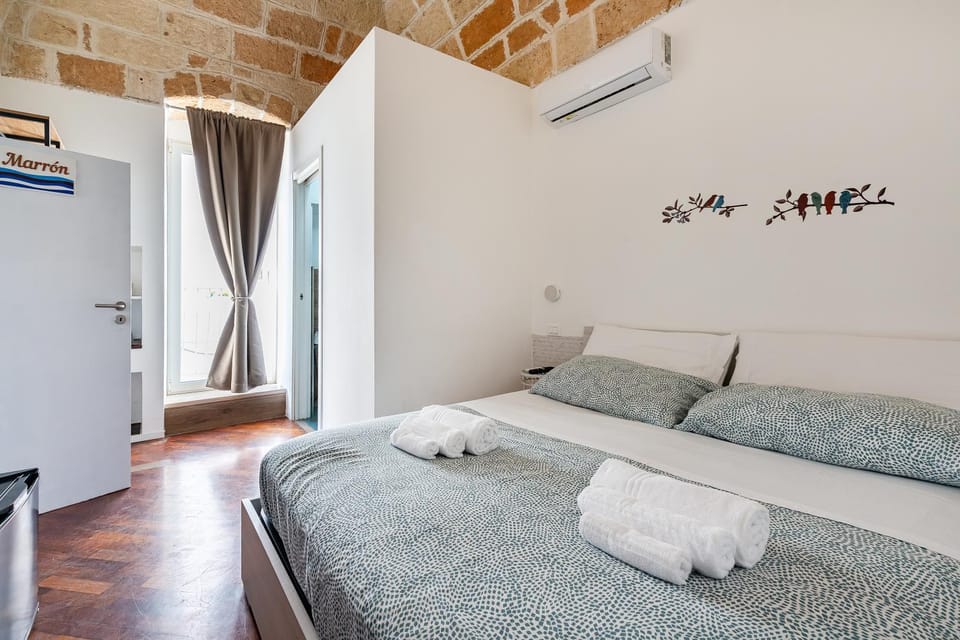 Bed, Living room