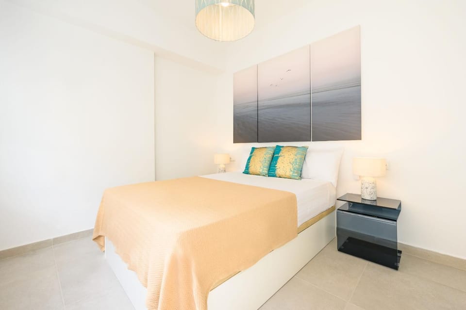 Bed, Decorative detail, Bedroom, Guests, storage, storage, acessibility, air conditioner, air conditioner