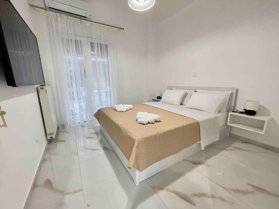 Bed, Photo of the whole room, towels
