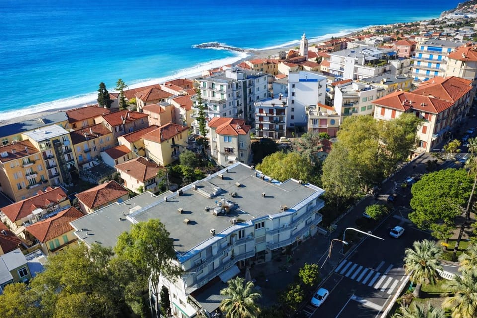 Property building, Nearby landmark, Day, Neighbourhood, Natural landscape, Bird's eye view, Beach, City view, Sea view, Street view, Location, Parking