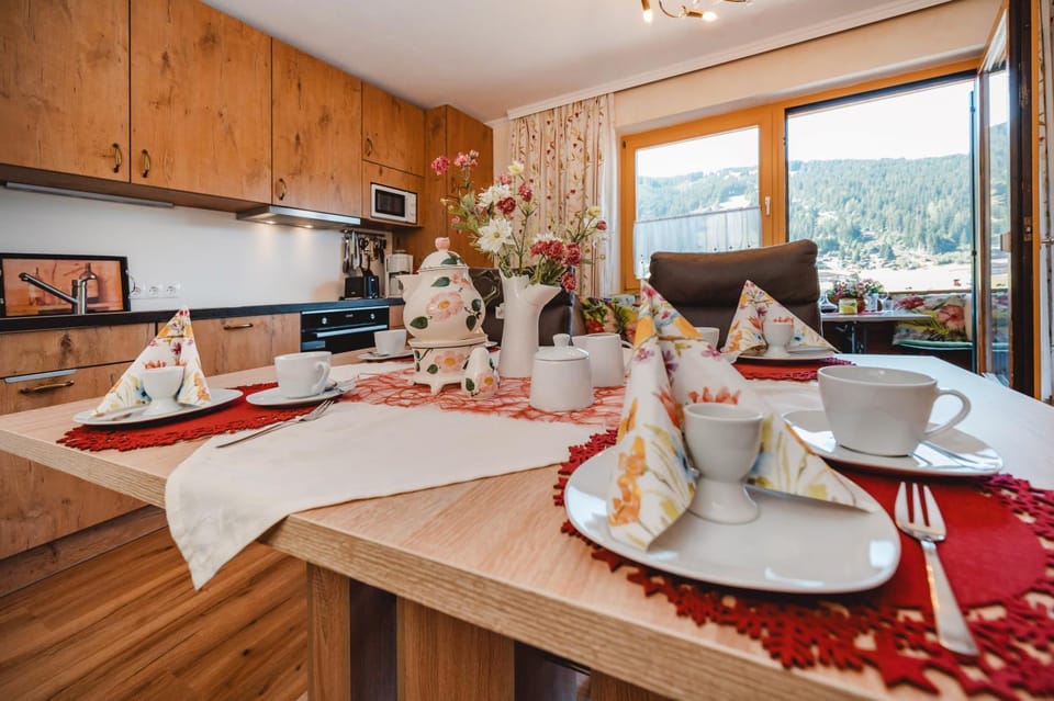 View (from property/room), Kitchen or kitchenette, Seating area, Dining area