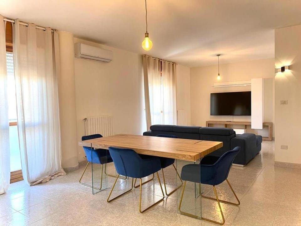 TV and multimedia, Living room, Seating area, Dining area, air conditioner