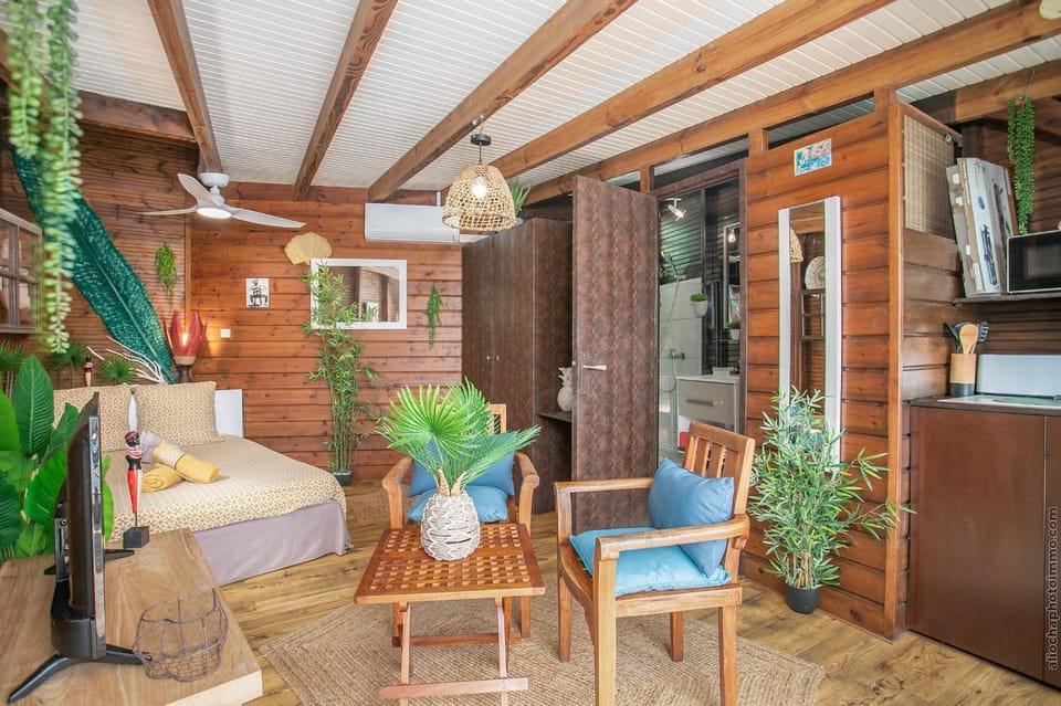 Studio Corail suspendu au dessus de la mer Apartment in Sainte-Luce