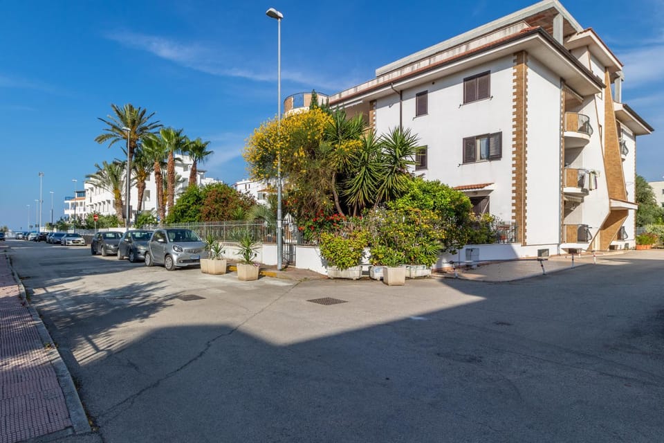 Property building, Neighbourhood, Street view, Location, Parking