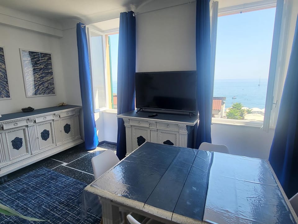 Communal lounge/ TV room, TV and multimedia, Sea view