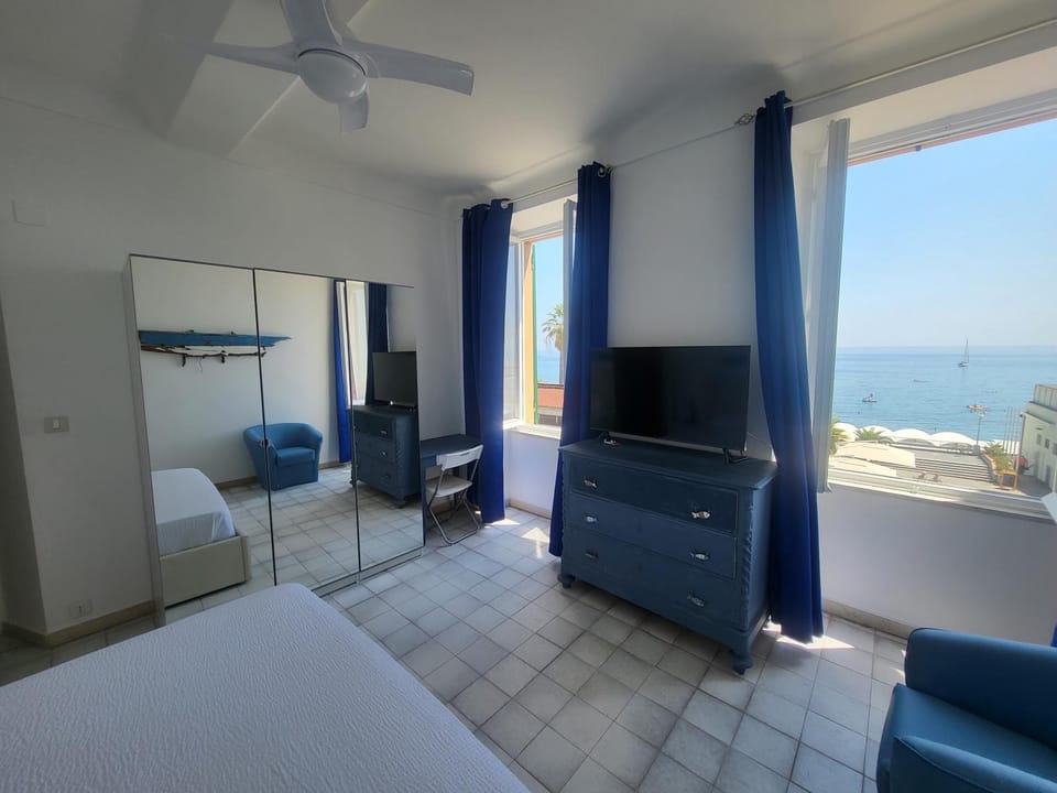 Photo of the whole room, Bedroom, Sea view