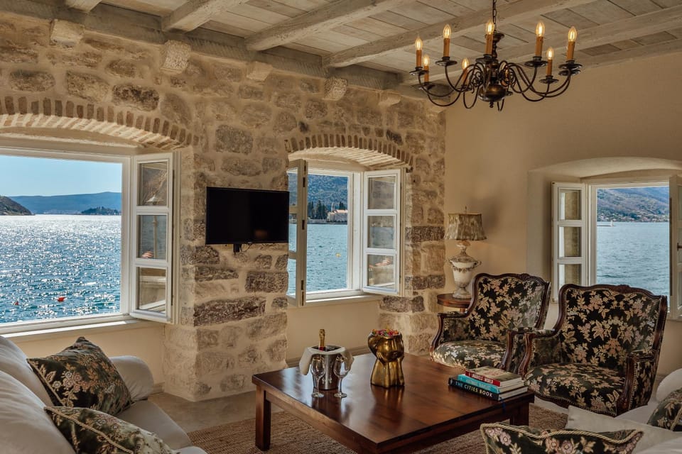 TV and multimedia, Living room, Seating area, Sea view
