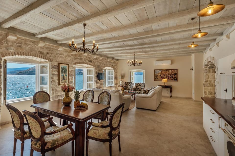 Kitchen or kitchenette, Living room, Seating area, Dining area