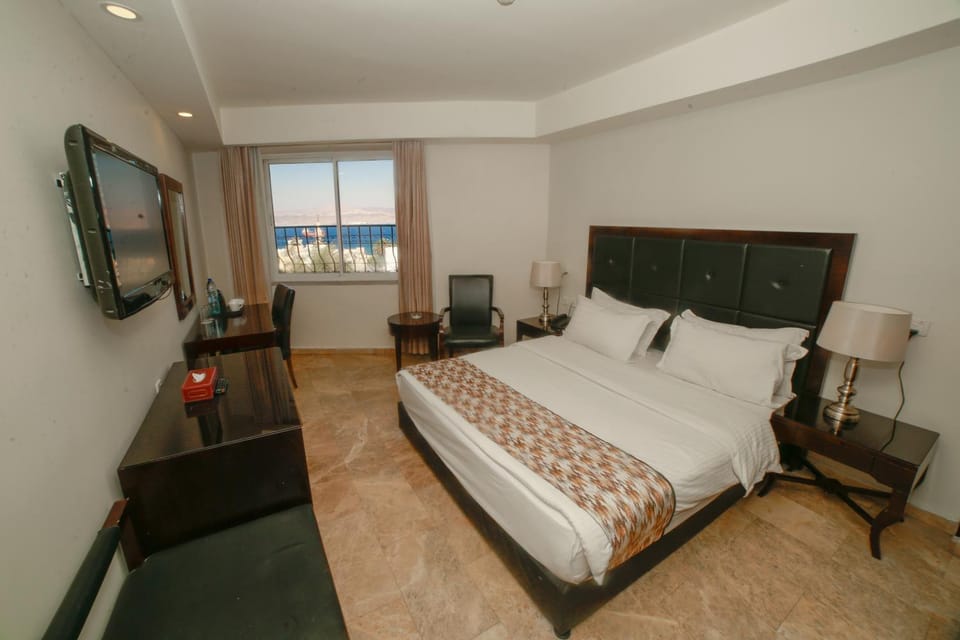 Bed, TV and multimedia, Bedroom