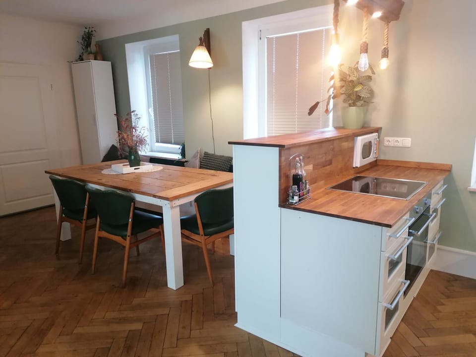 Kitchen or kitchenette, Dining area
