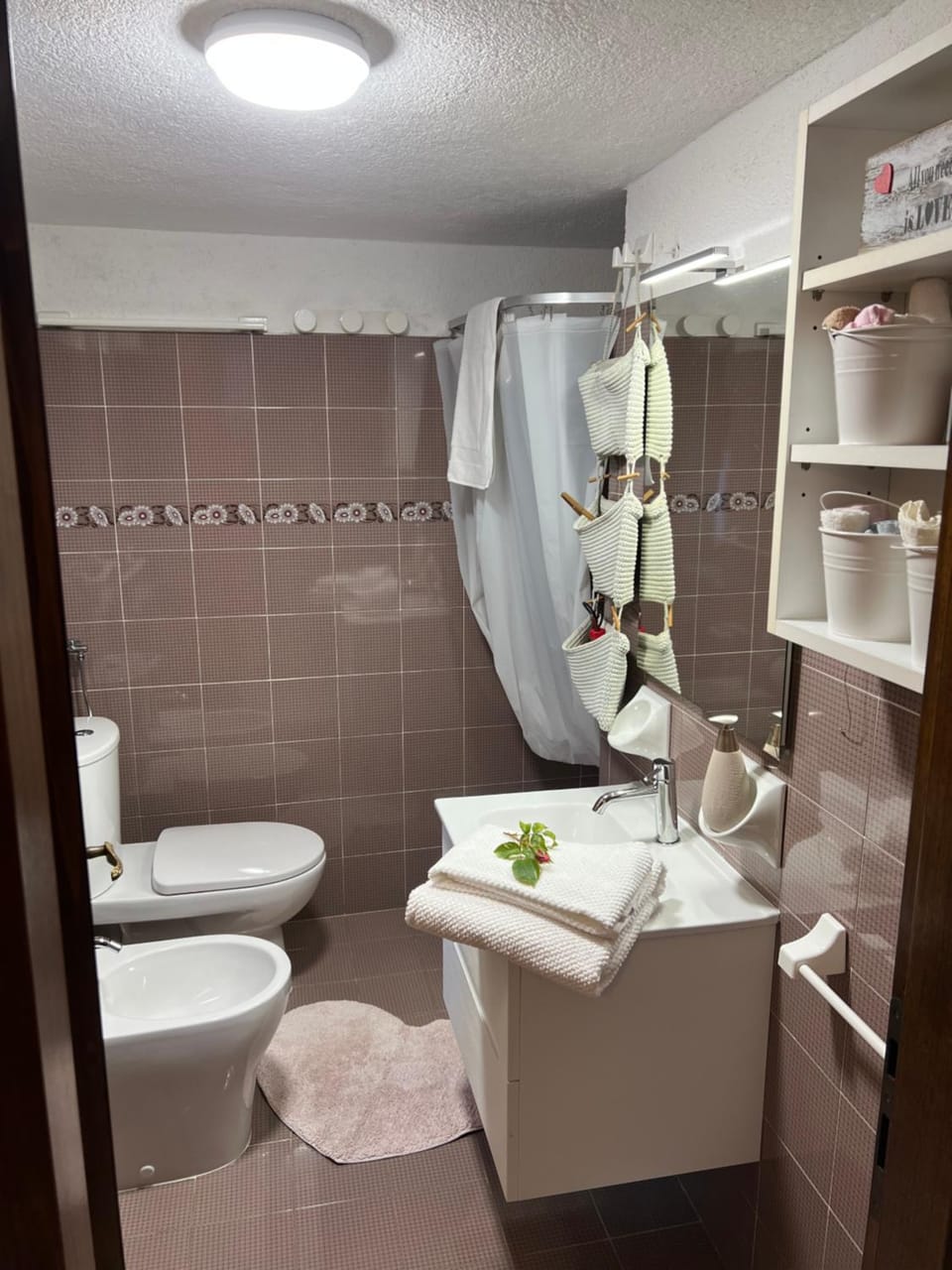 Shower, Toilet, Bathroom, bidet, towels