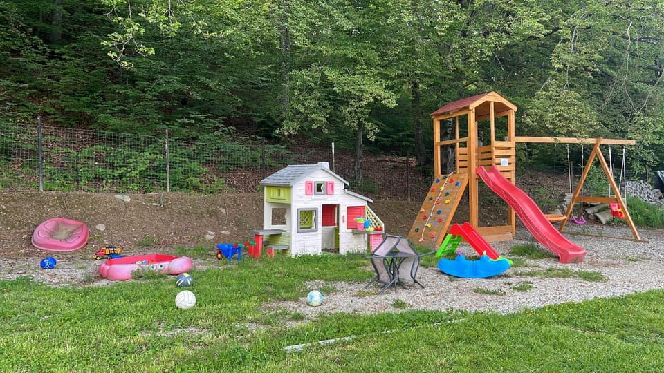 Căsuțele de sub pădure Campground/ 
RV Resort in Romania