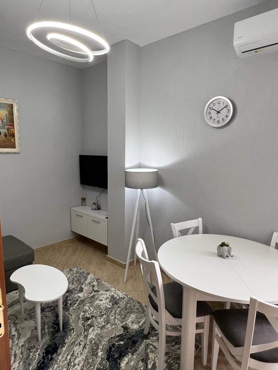 TV and multimedia, Living room, Seating area, Dining area, air conditioner