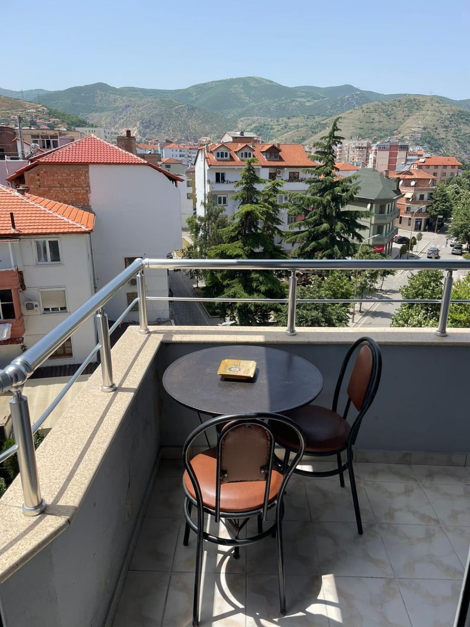 Property building, Day, Natural landscape, View (from property/room), Balcony/Terrace, Dining area, City view, Mountain view