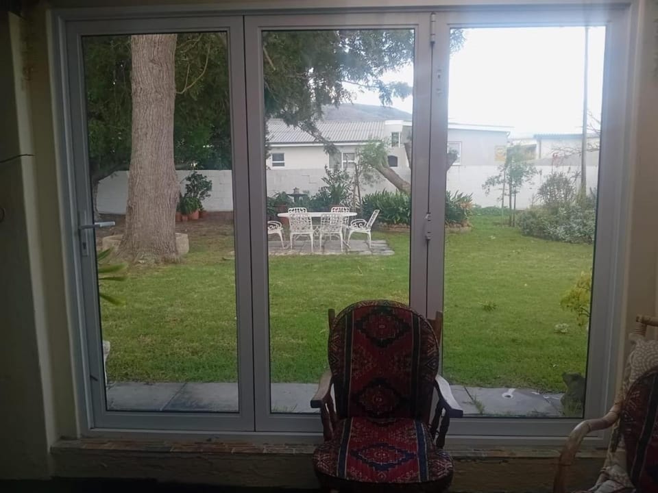 Out of Africa in Sandbaai, Hermanus House in Western Cape